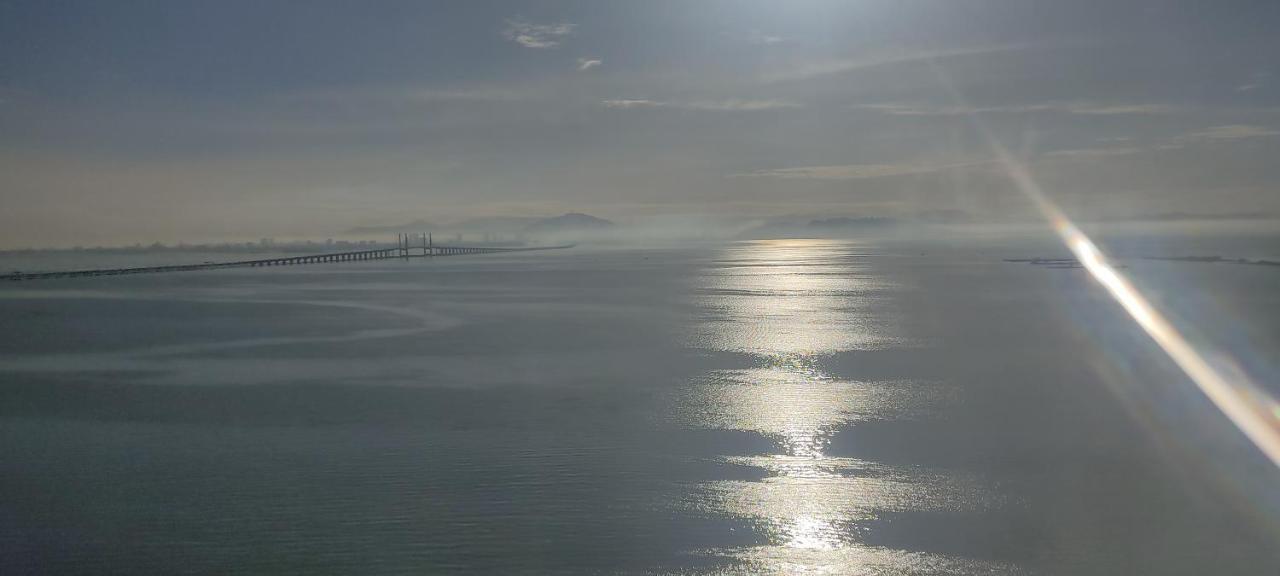 Infinite Seaview With Penang Bridge Suite With Sunrise Up To 11 Person Bayan Lepas Kültér fotó
